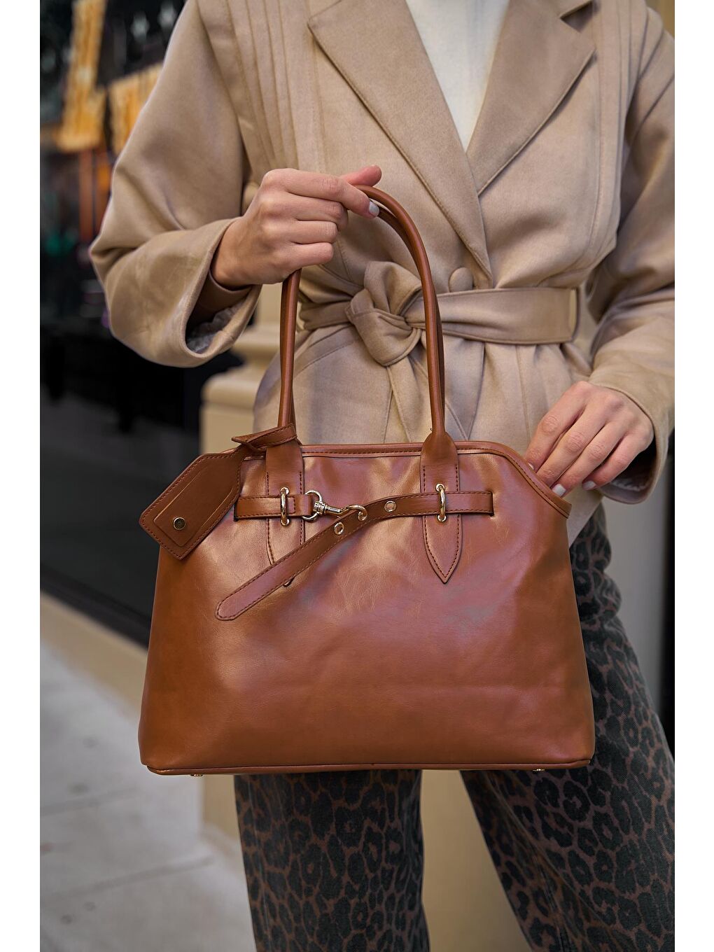 Kahverengi Kemer Detaylı Retro El Çantası Taba-1