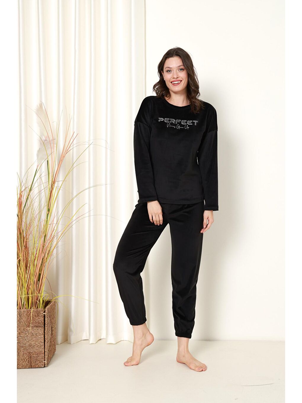 Siyah Kadın Pijama Takımı Fransız Kadife Perfect Baskılı Paça Lastikli Kışlık Mevsimlik-2