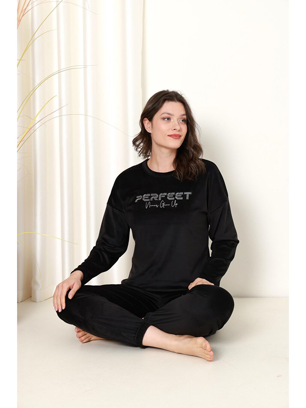 Siyah Kadın Pijama Takımı Fransız Kadife Perfect Baskılı Paça Lastikli Kışlık Mevsimlik-4