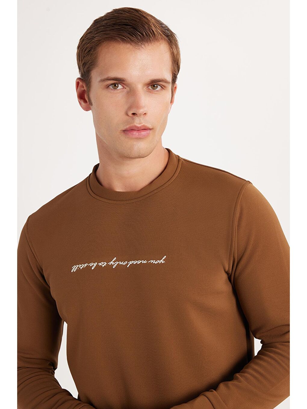 Erkek Standart Fit Pamuklu Bisiklet Yaka Şardonlu Baskılı Kahverengi Sweatshirt-1