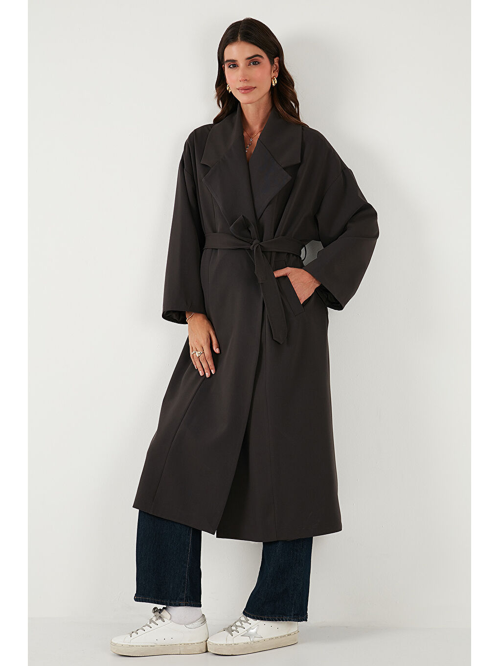 Kahverengi Oversize Fit Kruvaze Yaka Kuşaklı Astarlı Trençkot 6839617-1