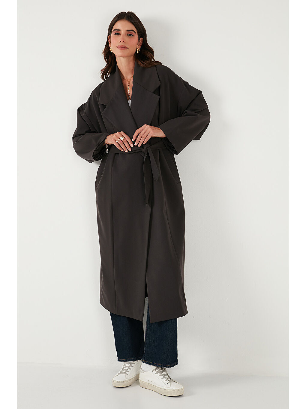 Kahverengi Oversize Fit Kruvaze Yaka Kuşaklı Astarlı Trençkot 6839617-2