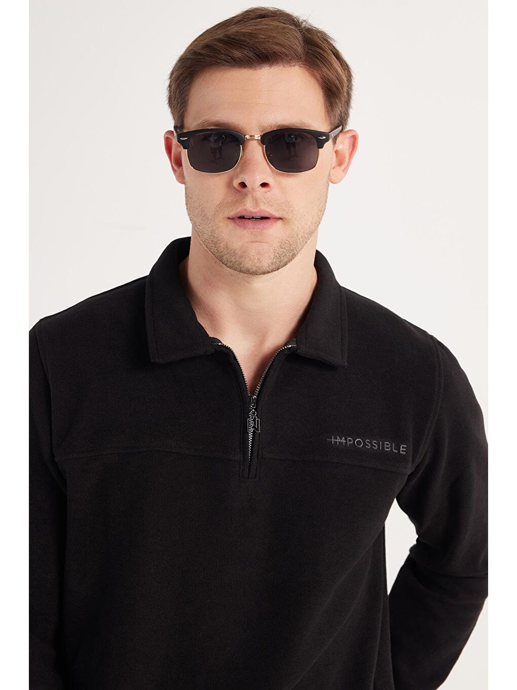 Erkek Standart Fit Pamuklu Selanik Kumaş Yarım Fermuarlı Polo Yaka Baskılı Siyah Sweatshirt-1
