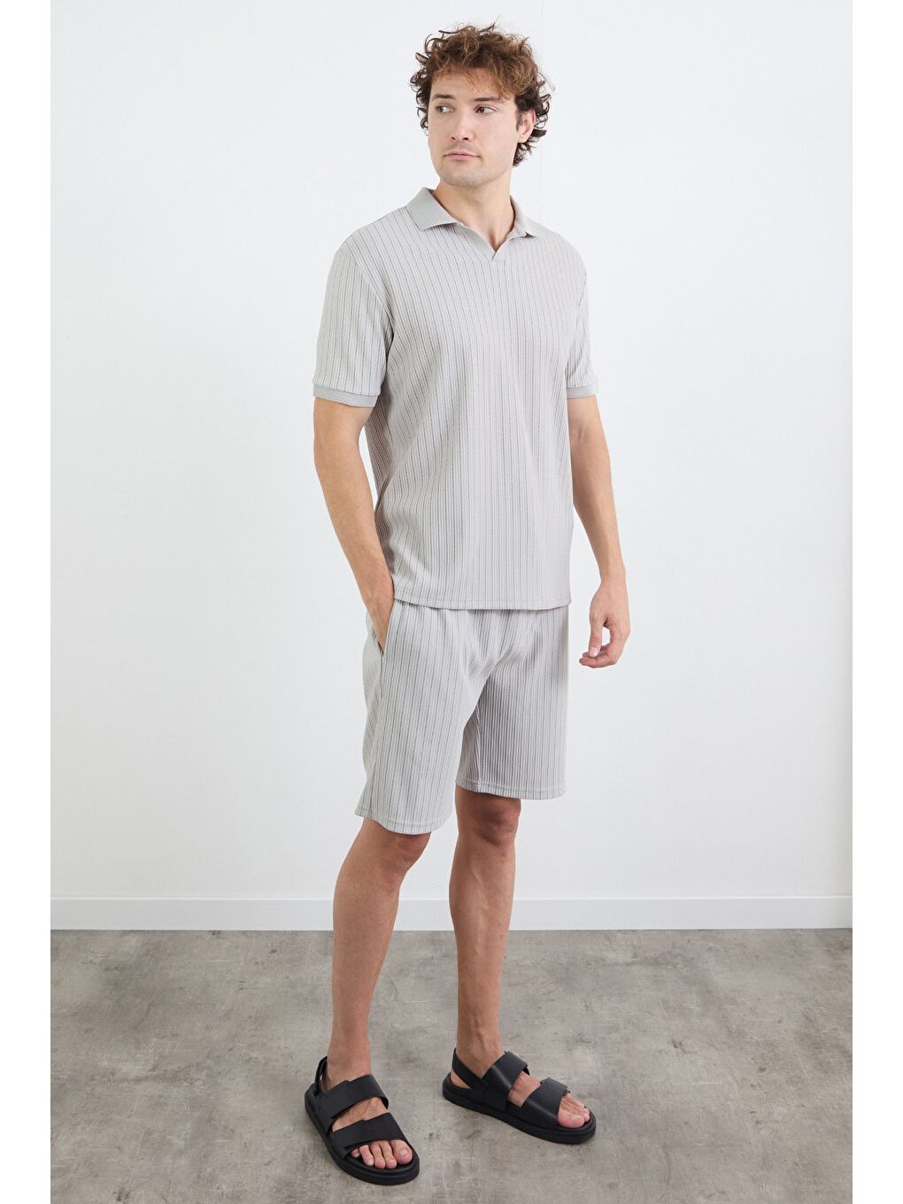 Gri Çizgili Jakarlı Şort