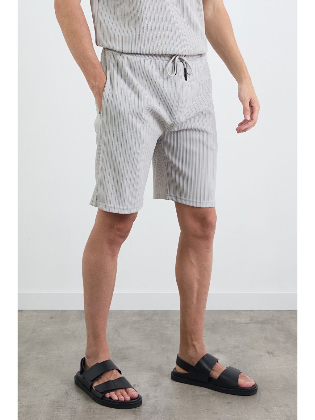 Gri Çizgili Jakarlı Şort-1