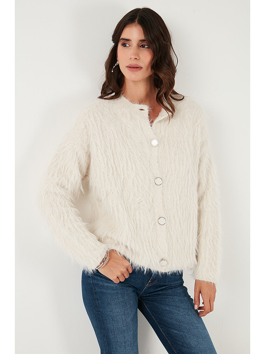 Bej Yumuşak Tüylü Regular Fit Bisiklet Yaka Düğmeli Hırka 4617007