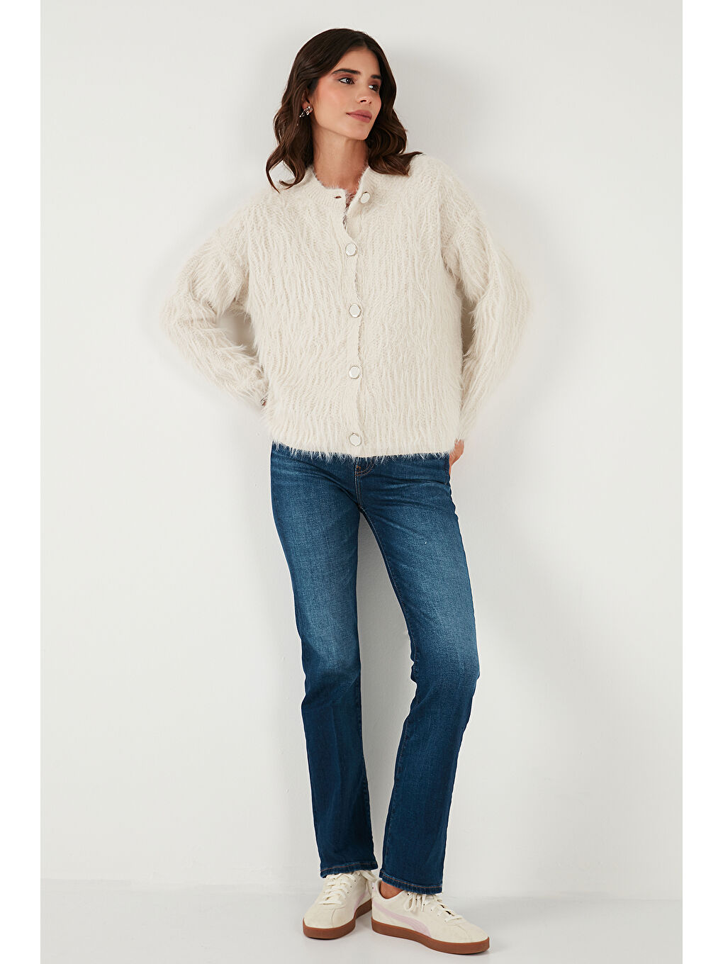 Bej Yumuşak Tüylü Regular Fit Bisiklet Yaka Düğmeli Hırka 4617007-1