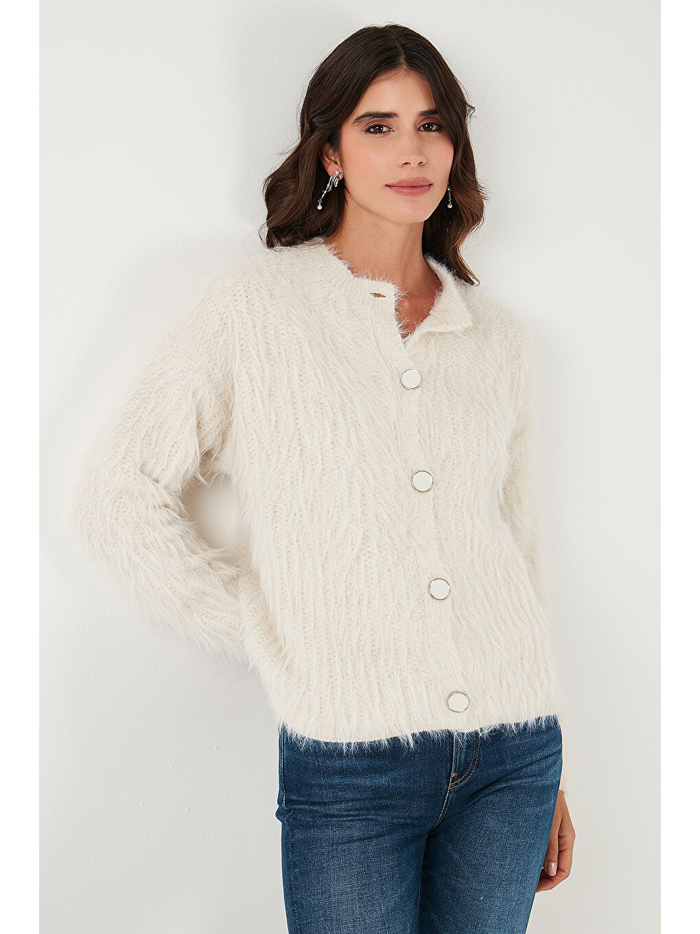 Bej Yumuşak Tüylü Regular Fit Bisiklet Yaka Düğmeli Hırka 4617007-2