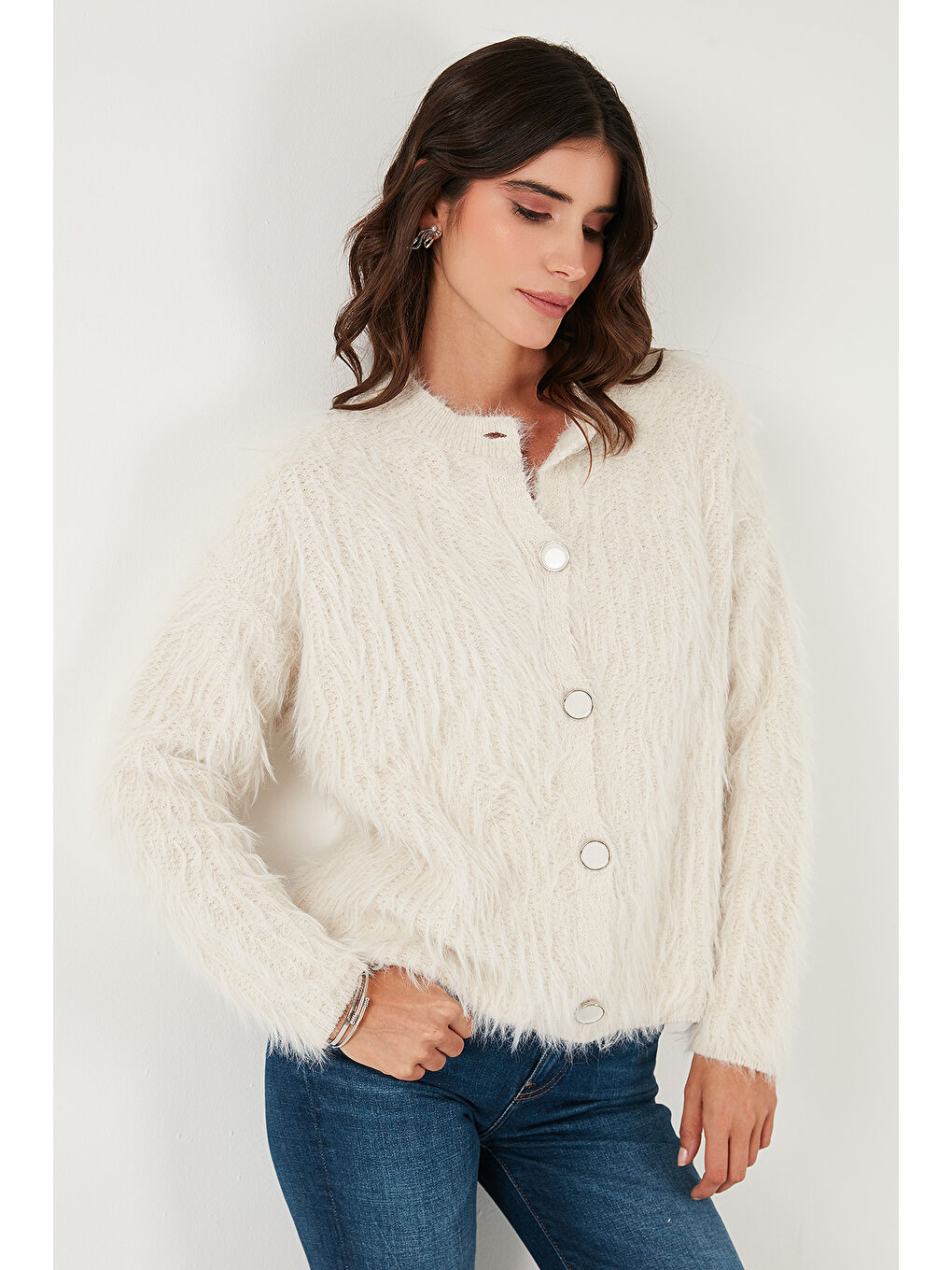 Bej Yumuşak Tüylü Regular Fit Bisiklet Yaka Düğmeli Hırka 4617007-4