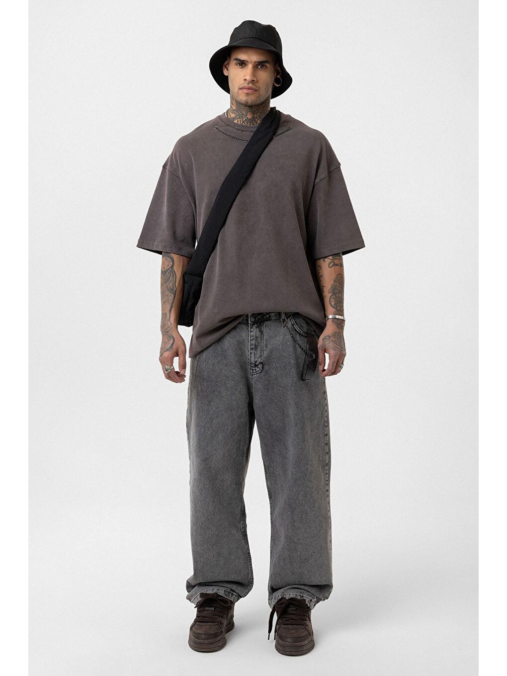 Kahverengi Yıkamalı Zincir Detaylı Oversize Tişört Kahve