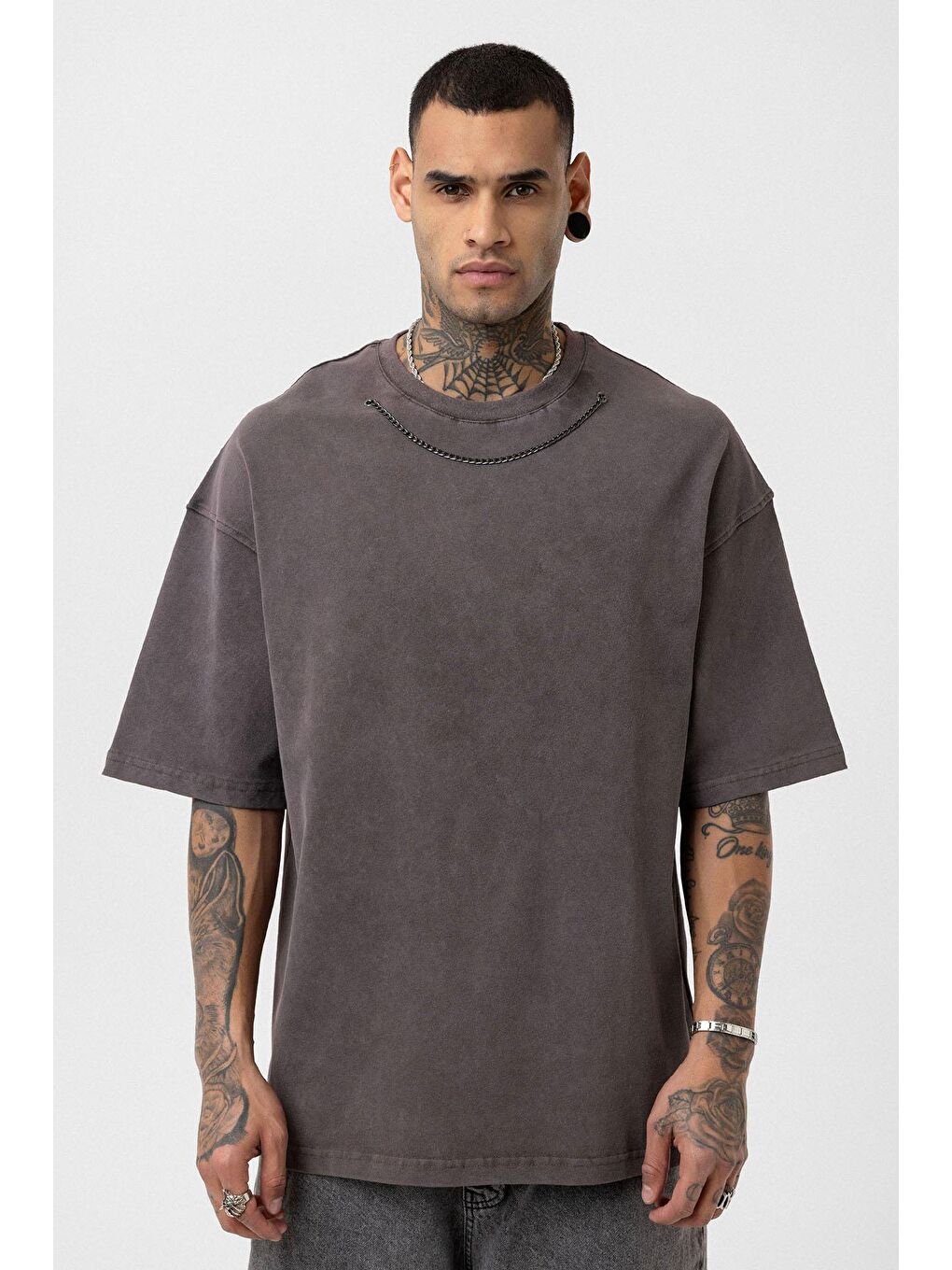 Kahverengi Yıkamalı Zincir Detaylı Oversize Tişört Kahve-2