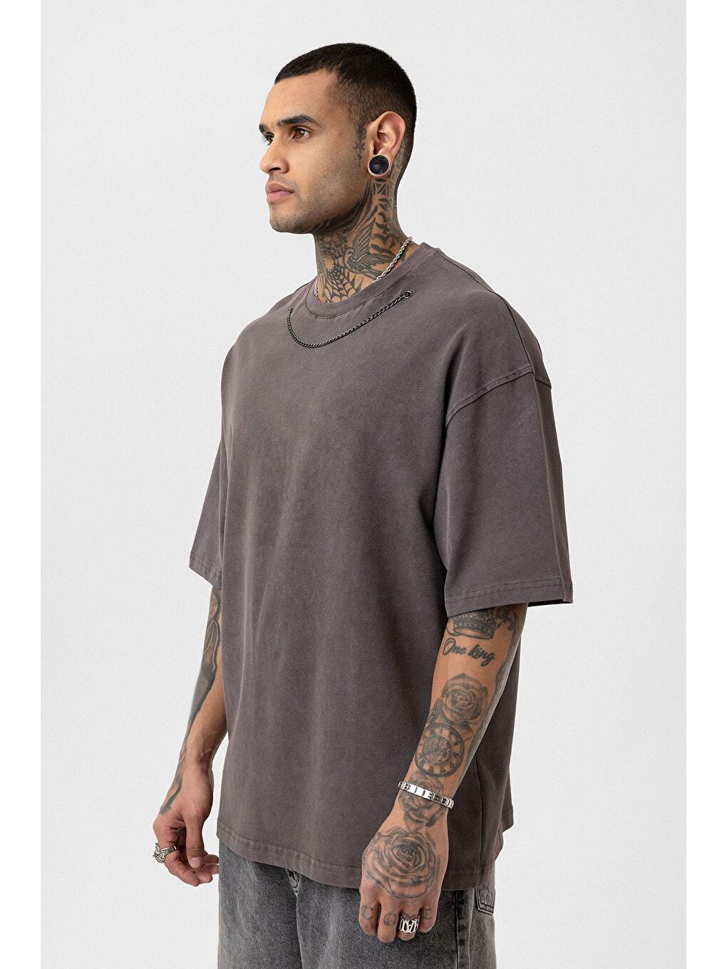 Kahverengi Yıkamalı Zincir Detaylı Oversize Tişört Kahve-3