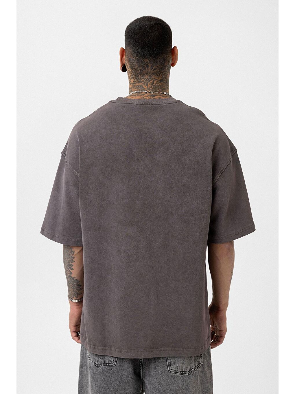 Kahverengi Yıkamalı Zincir Detaylı Oversize Tişört Kahve-4