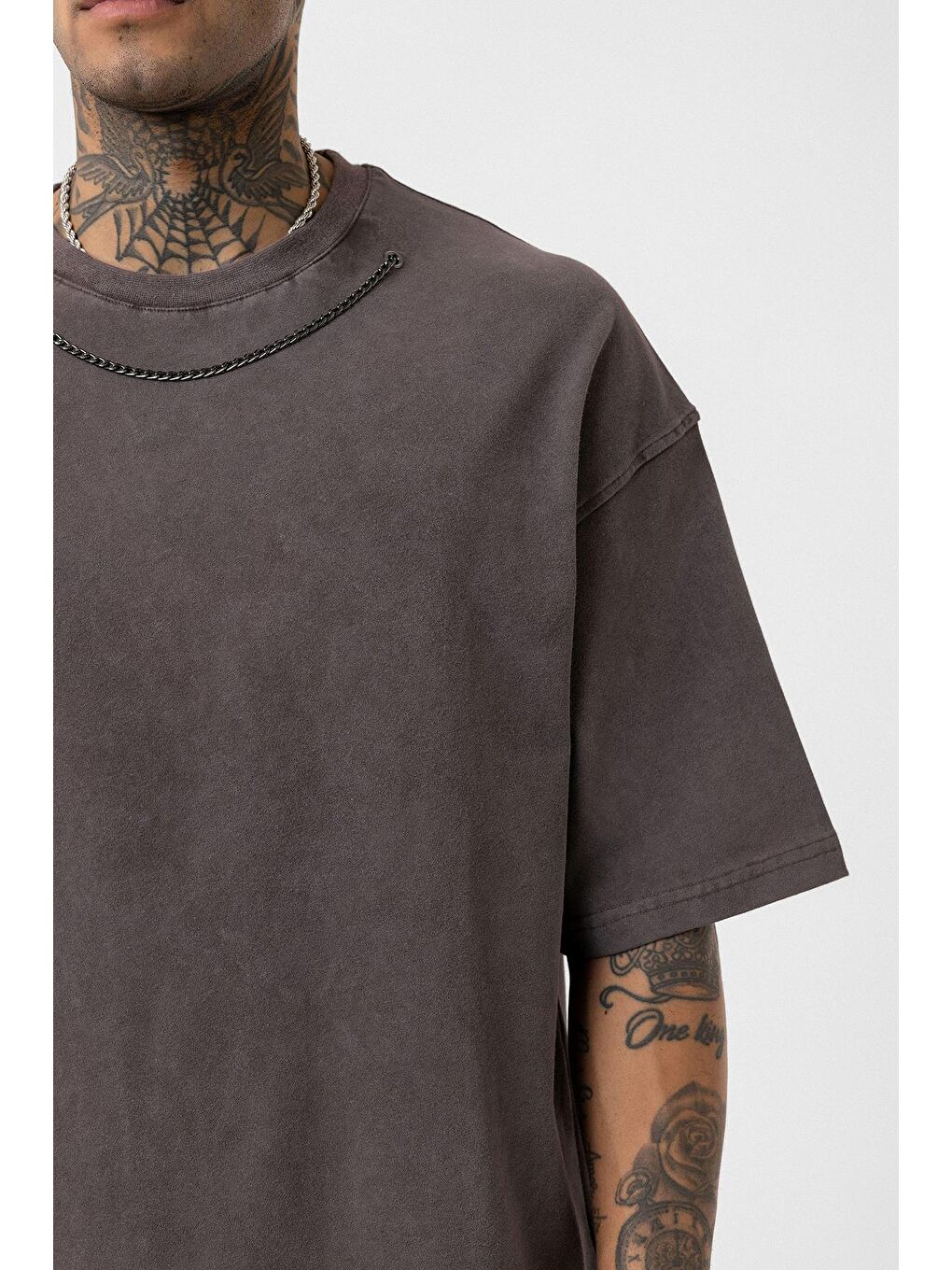 Kahverengi Yıkamalı Zincir Detaylı Oversize Tişört Kahve-5