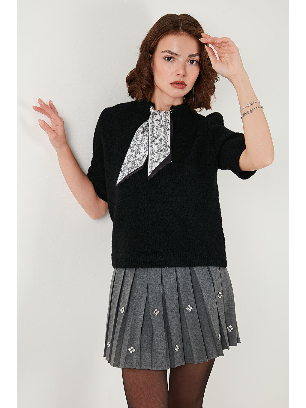 Siyah Yün Karışımlı Regular Fit Fularlı Yaka Kısa Kollu Triko Kazak 4617023-1