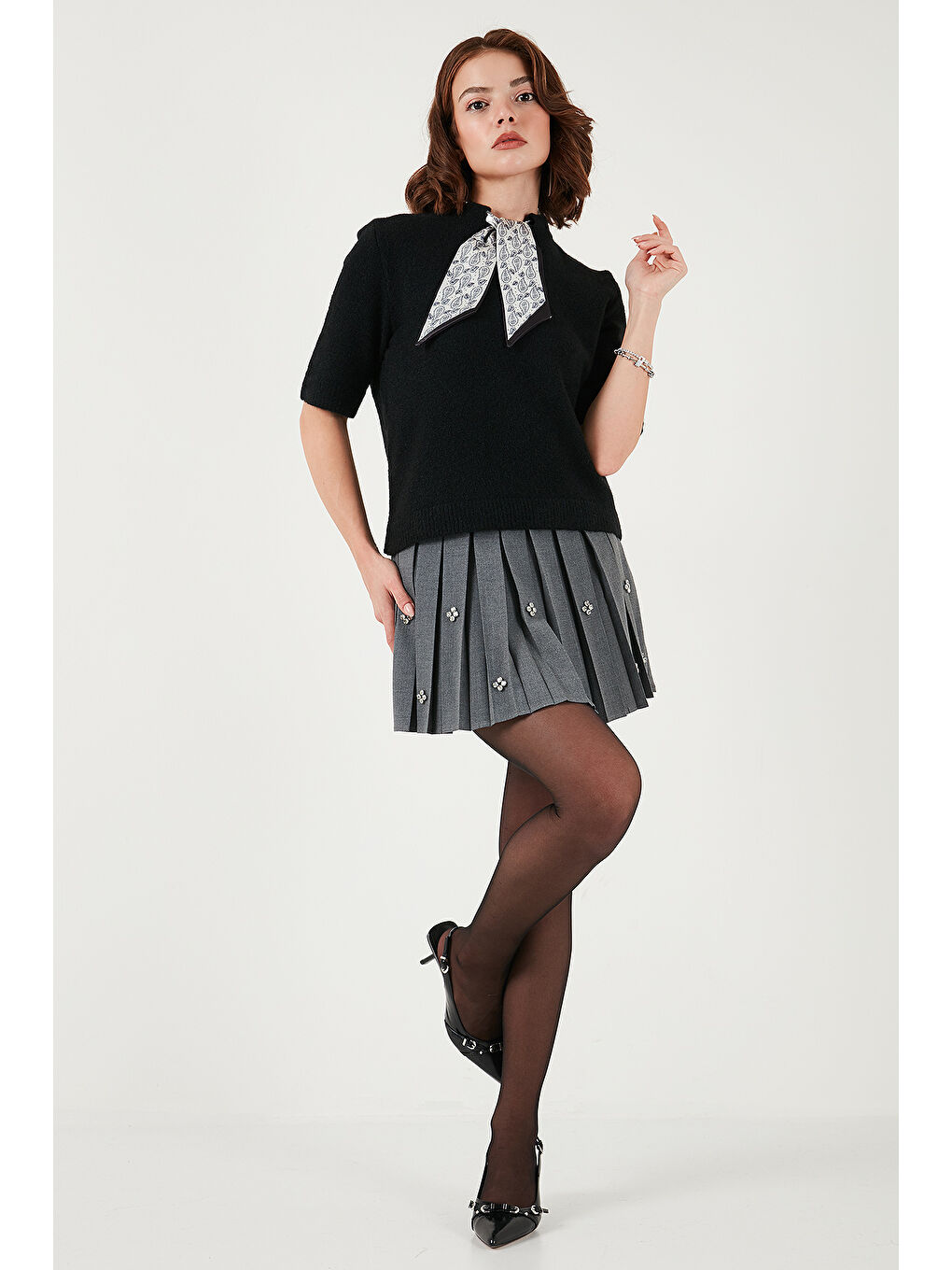 Siyah Yün Karışımlı Regular Fit Fularlı Yaka Kısa Kollu Triko Kazak 4617023-2