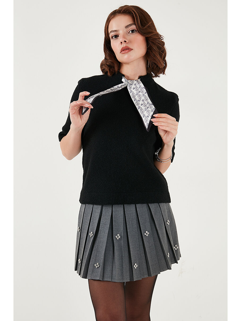 Siyah Yün Karışımlı Regular Fit Fularlı Yaka Kısa Kollu Triko Kazak 4617023-3