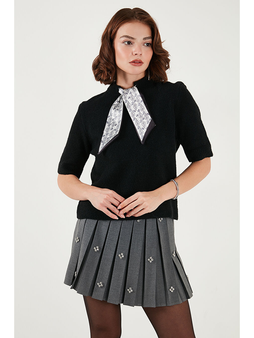 Siyah Yün Karışımlı Regular Fit Fularlı Yaka Kısa Kollu Triko Kazak 4617023-4