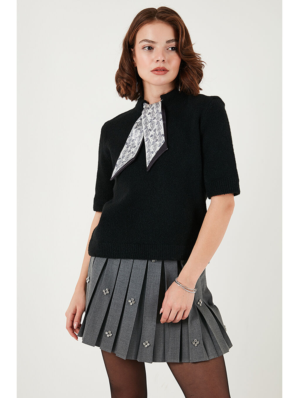 Siyah Yün Karışımlı Regular Fit Fularlı Yaka Kısa Kollu Triko Kazak 4617023-5