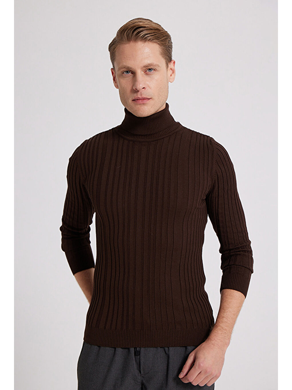 Slim Fit Kahverengi Fitilli Pamuk Karışımlı Boğazlı Triko Kazak