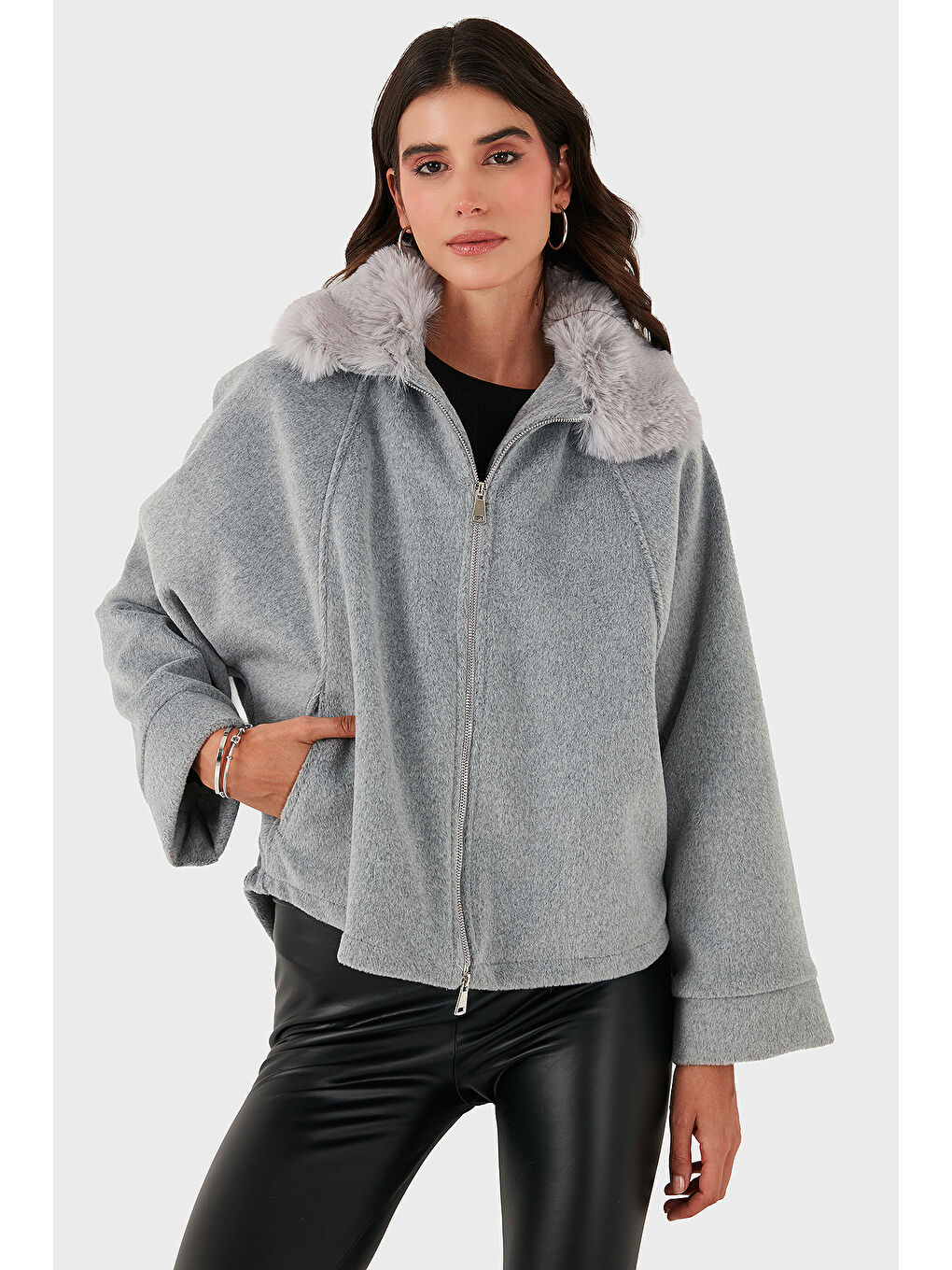 Gri Pamuk Karışımlı Oversize Kürklü Yaka Yarasa Kol Kışa Kaşe Mont 6839660-2