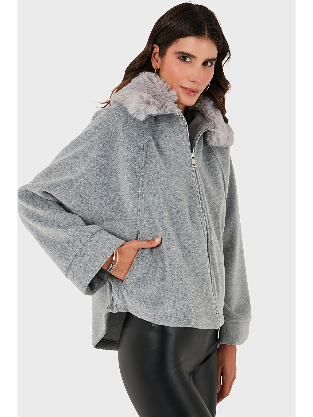 Gri Pamuk Karışımlı Oversize Kürklü Yaka Yarasa Kol Kışa Kaşe Mont 6839660-4