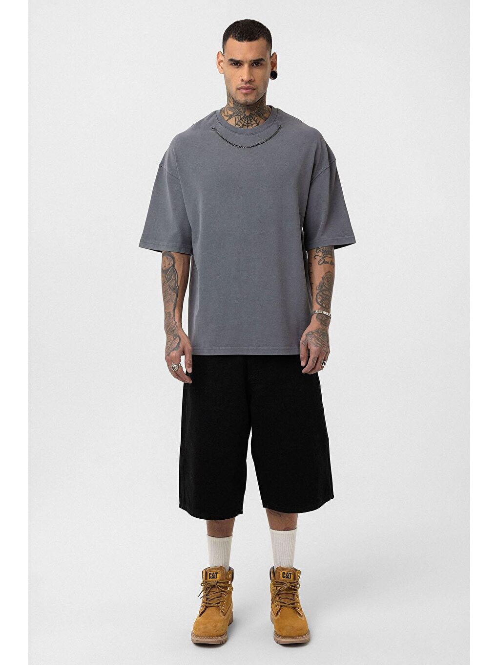 Gri Yıkamalı Zincir Detaylı Oversize Tişört Füme