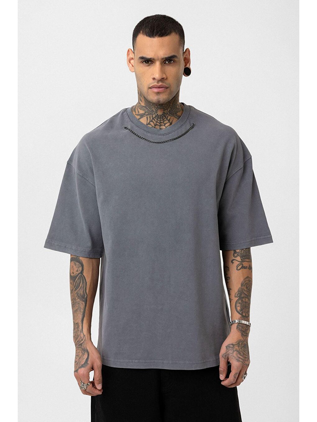 Gri Yıkamalı Zincir Detaylı Oversize Tişört Füme-2