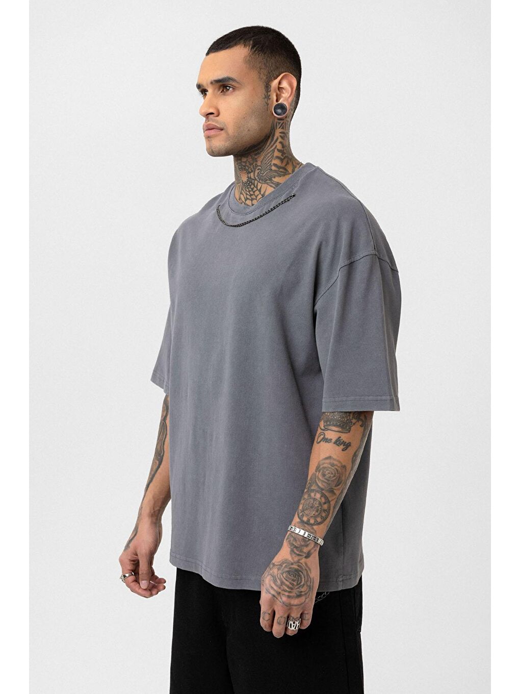 Gri Yıkamalı Zincir Detaylı Oversize Tişört Füme-3