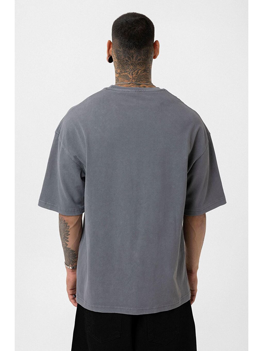 Gri Yıkamalı Zincir Detaylı Oversize Tişört Füme-4
