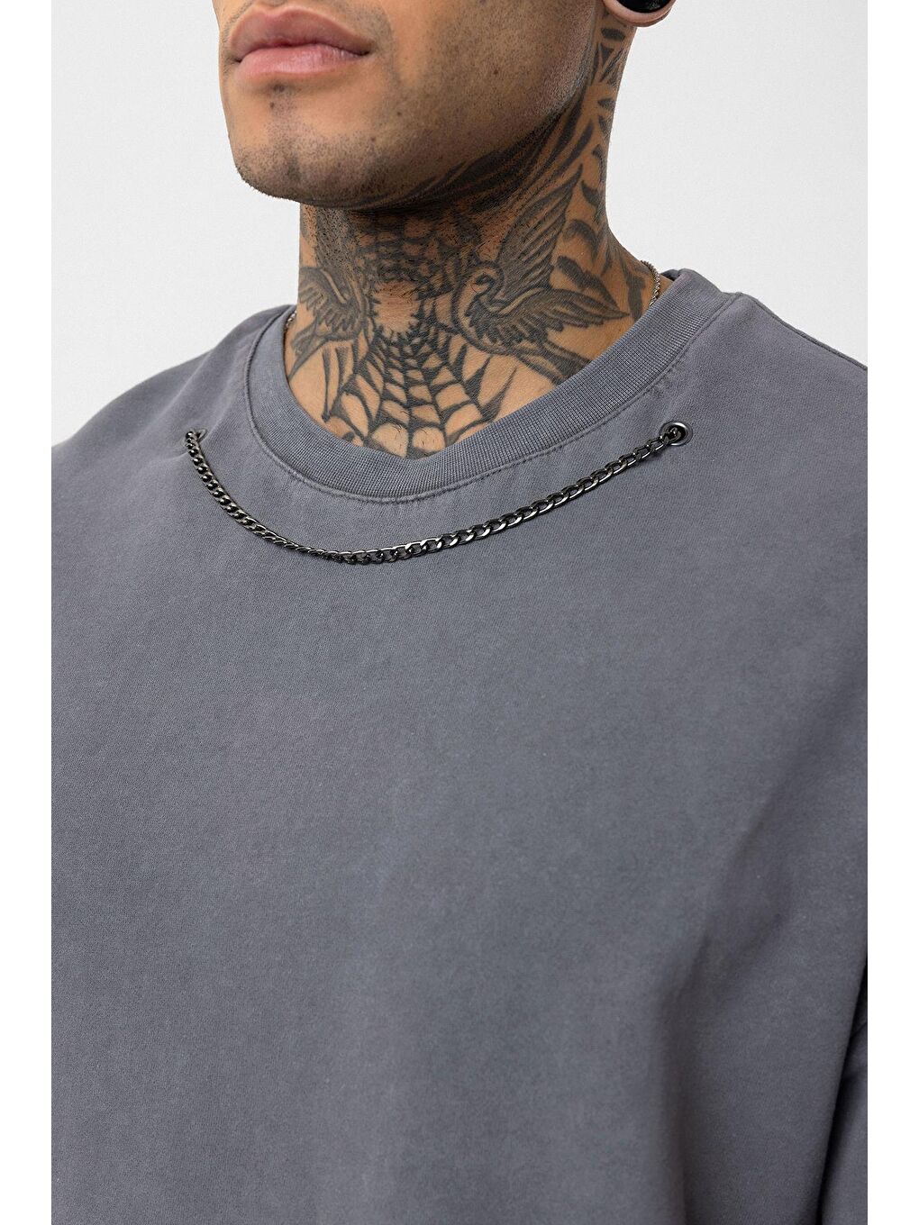 Gri Yıkamalı Zincir Detaylı Oversize Tişört Füme-5