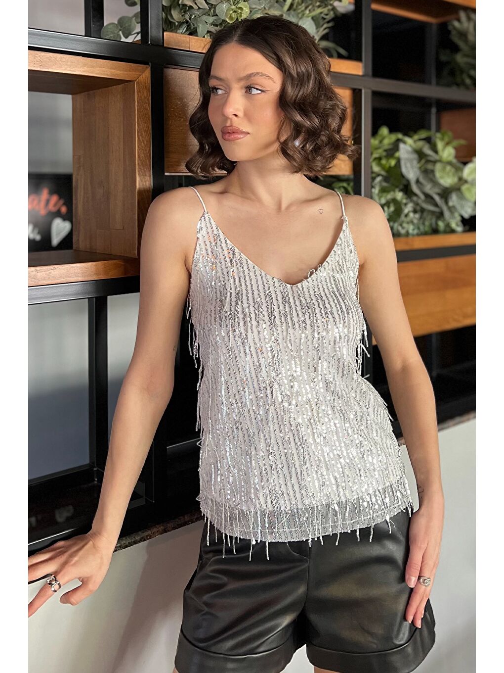 Beyaz Kadın İp Askılı Pul İşlemeli Bluz