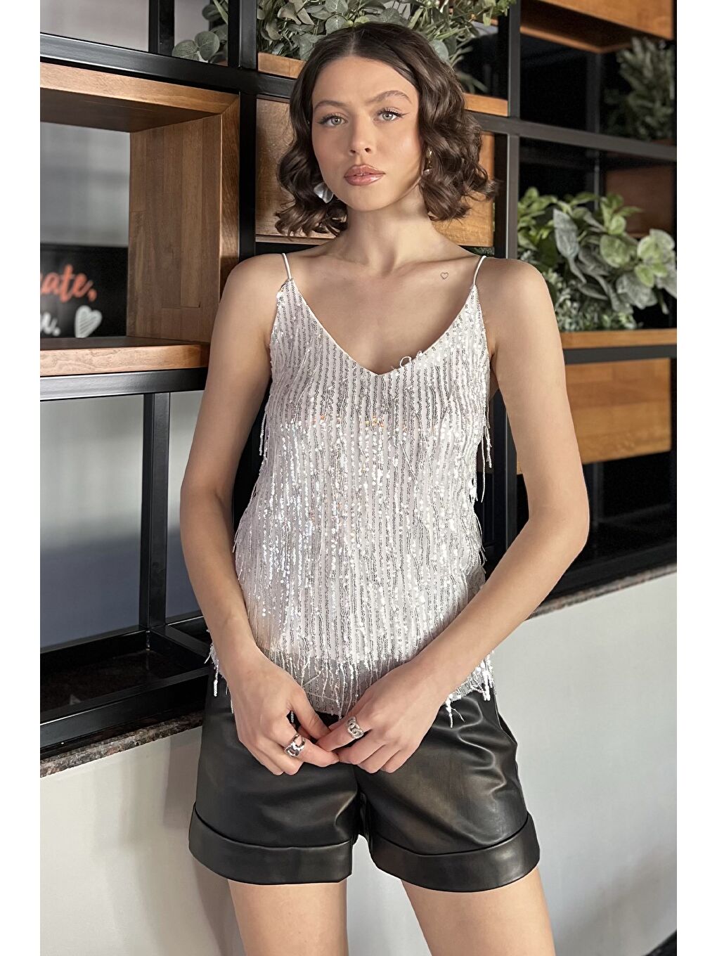 Beyaz Kadın İp Askılı Pul İşlemeli Bluz-1