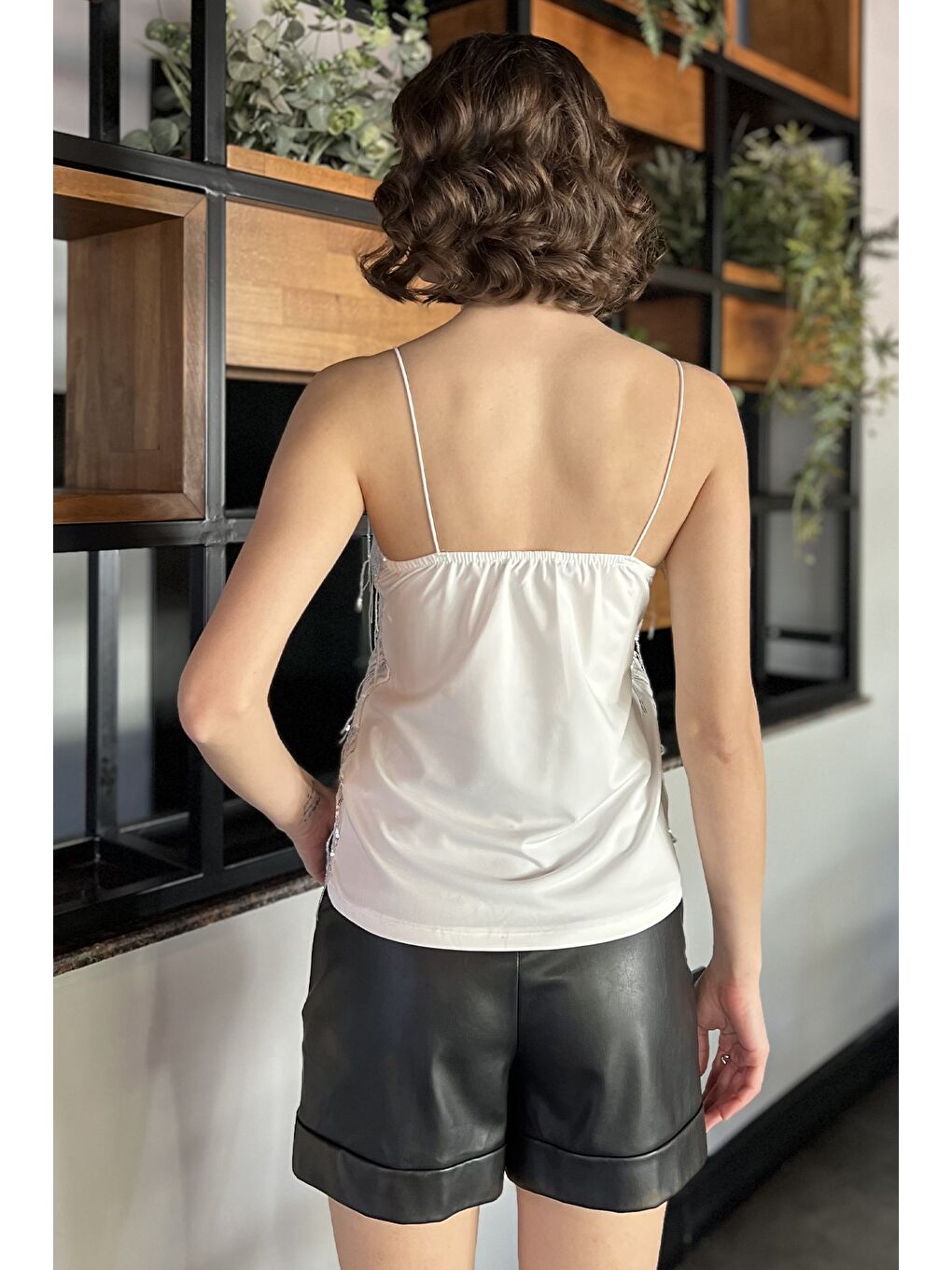 Beyaz Kadın İp Askılı Pul İşlemeli Bluz-2