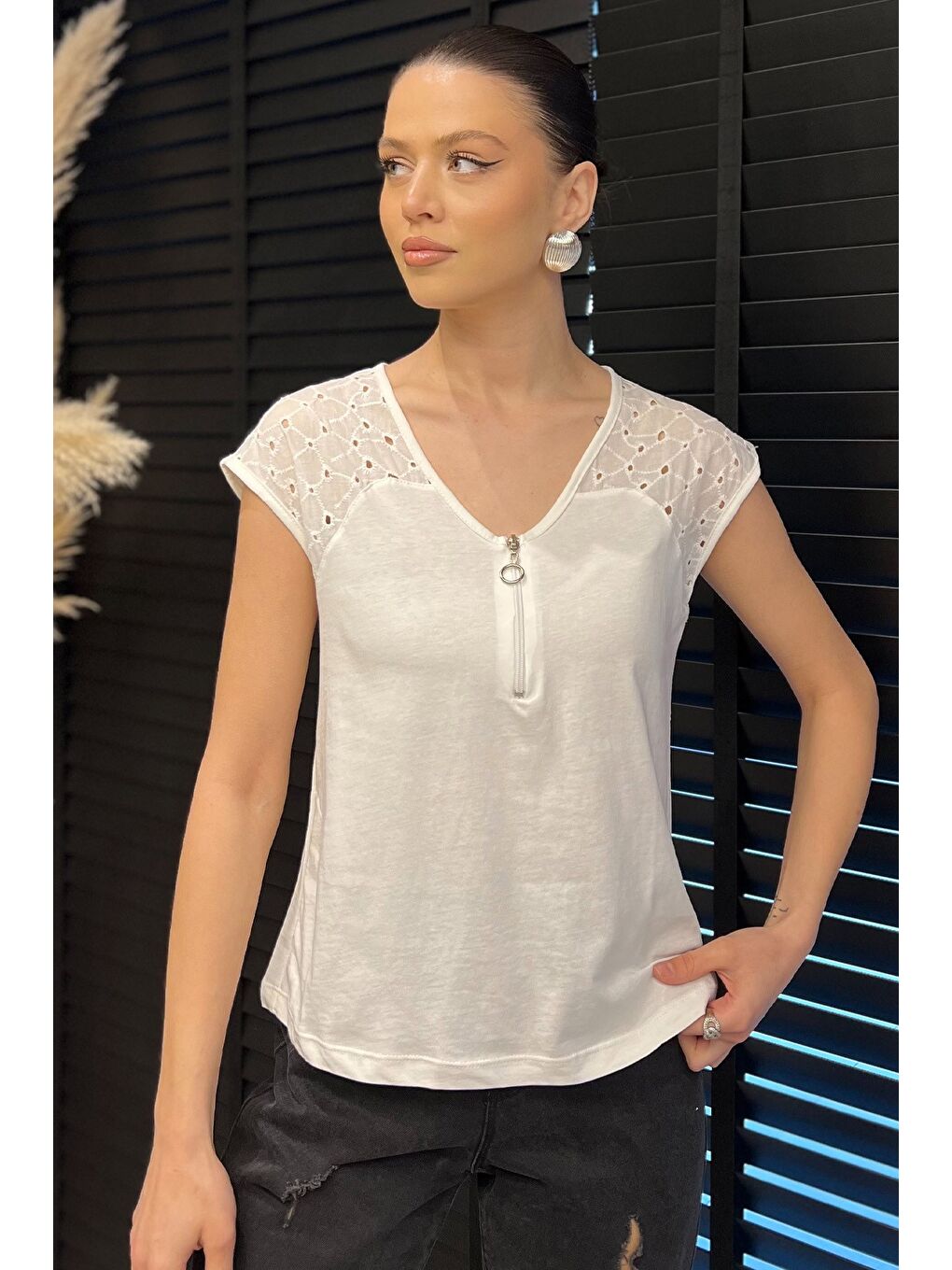 Ekru V Yaka Yarım Fermuarlı Sıfır Kol Kadın Tişört