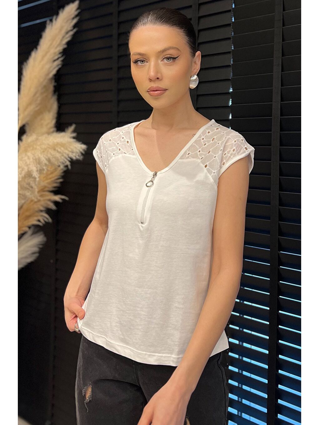 Ekru V Yaka Yarım Fermuarlı Sıfır Kol Kadın Tişört-1