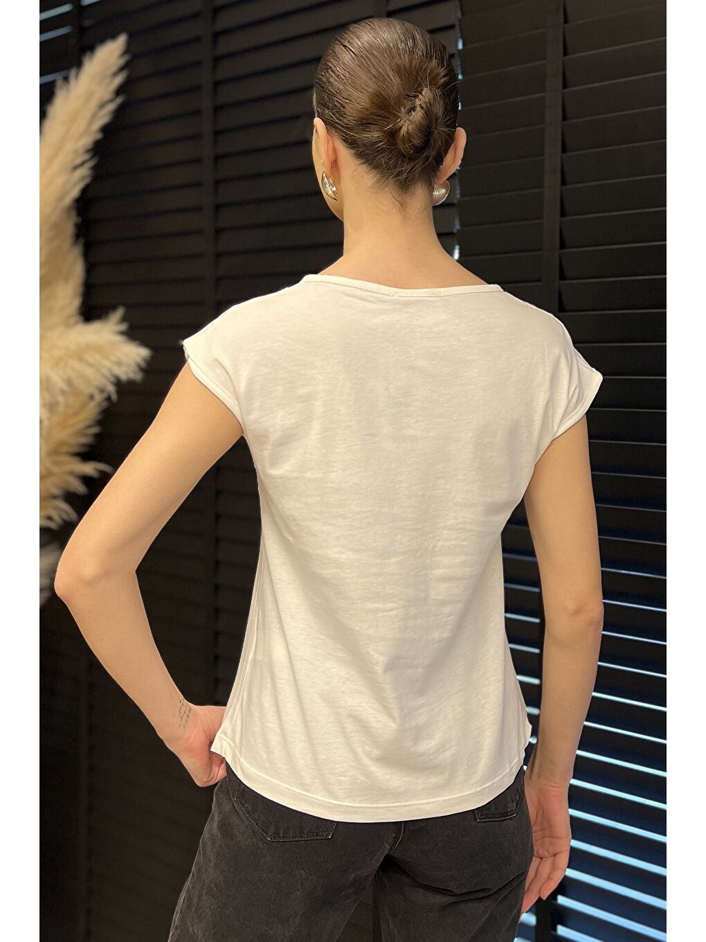Ekru V Yaka Yarım Fermuarlı Sıfır Kol Kadın Tişört-2