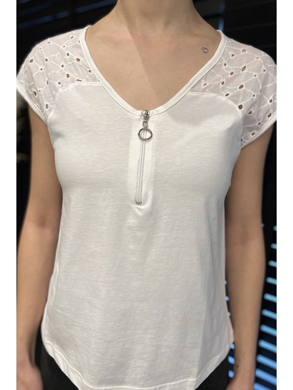 Ekru V Yaka Yarım Fermuarlı Sıfır Kol Kadın Tişört-3