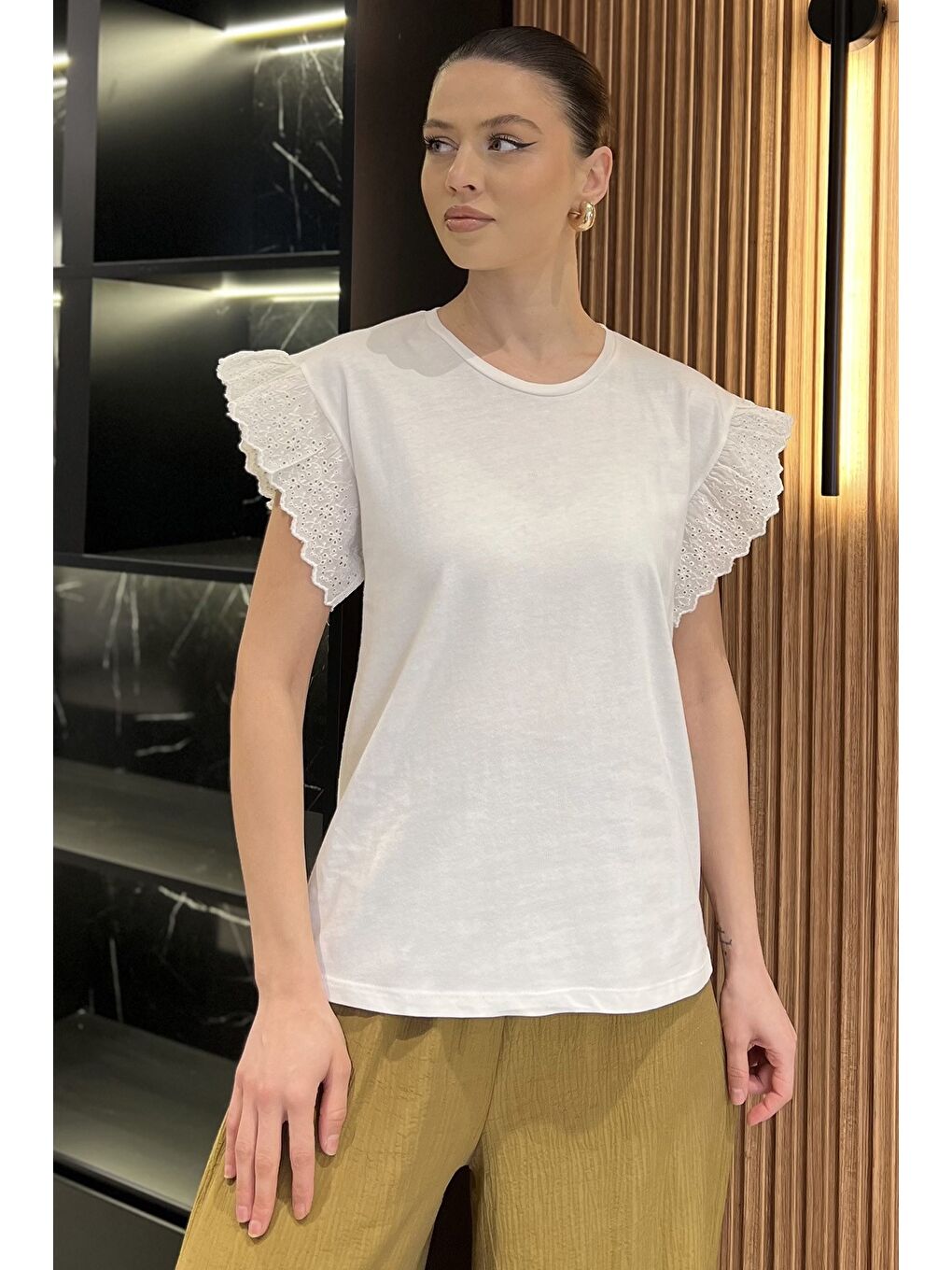 Ekru Kol Dantel İşlemeli Bisiklet Yaka Kadın Tişört