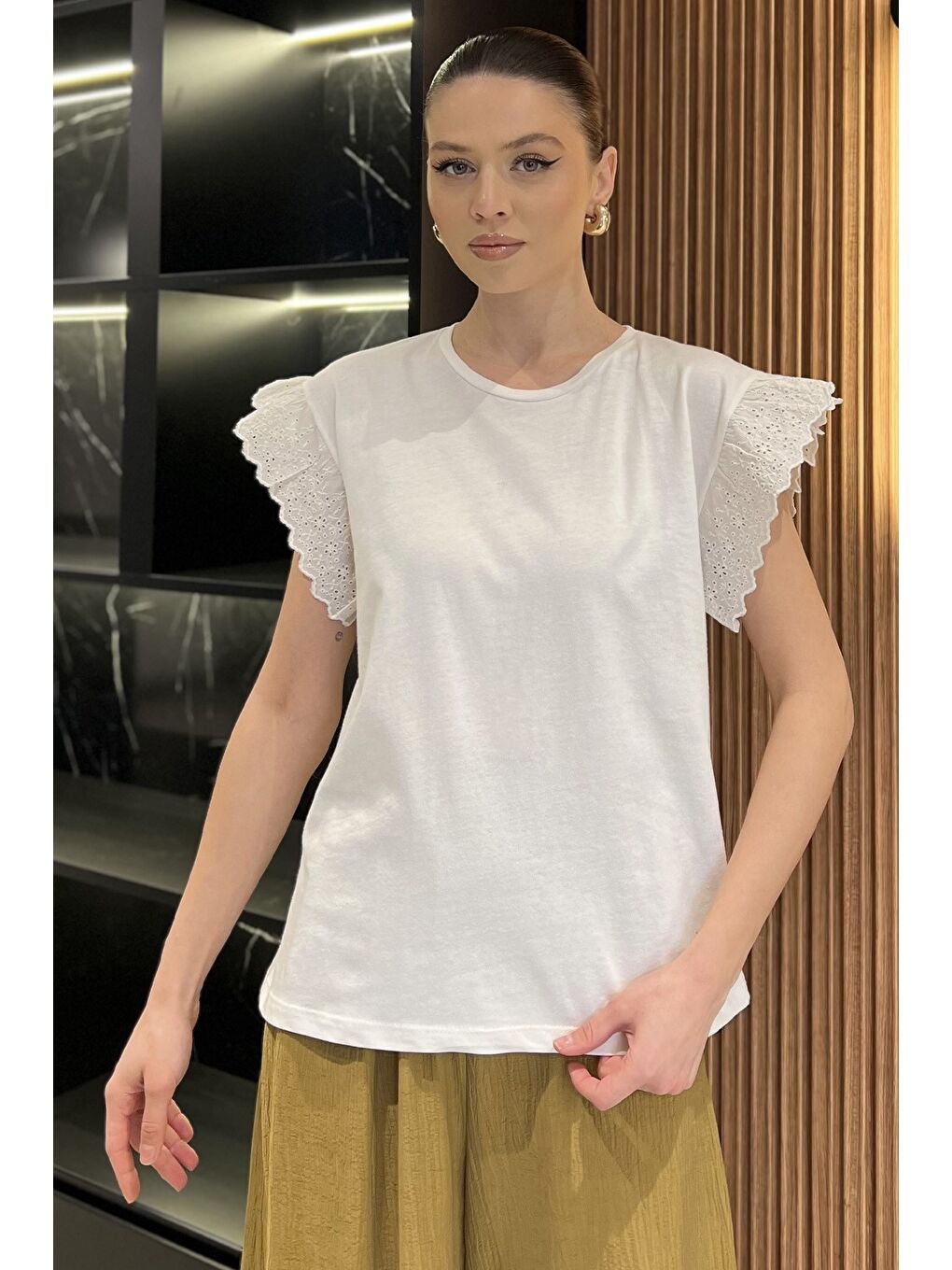 Ekru Kol Dantel İşlemeli Bisiklet Yaka Kadın Tişört-1