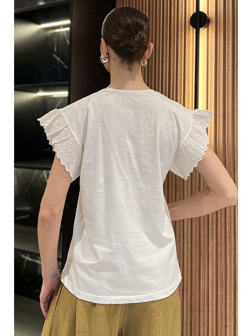 Ekru Kol Dantel İşlemeli Bisiklet Yaka Kadın Tişört-2