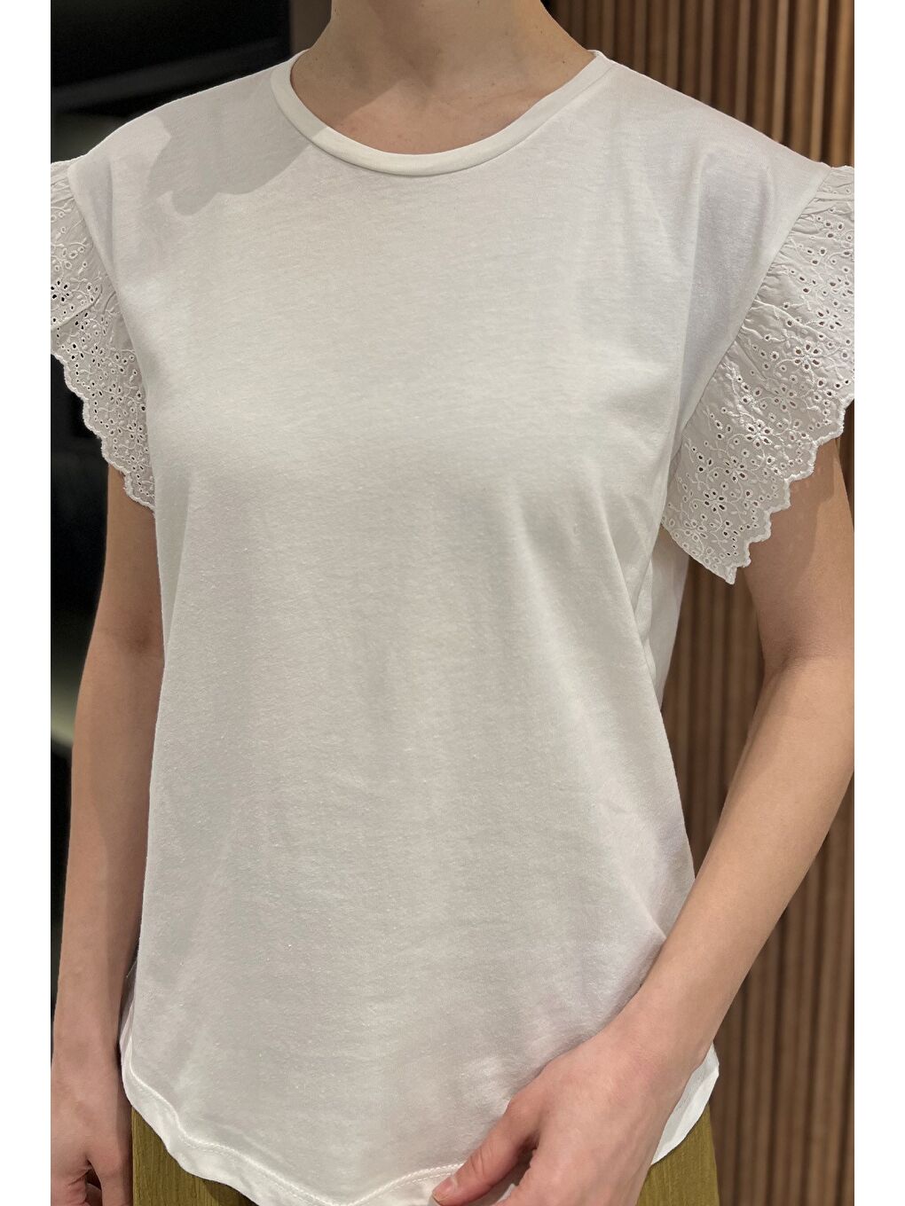 Ekru Kol Dantel İşlemeli Bisiklet Yaka Kadın Tişört-3