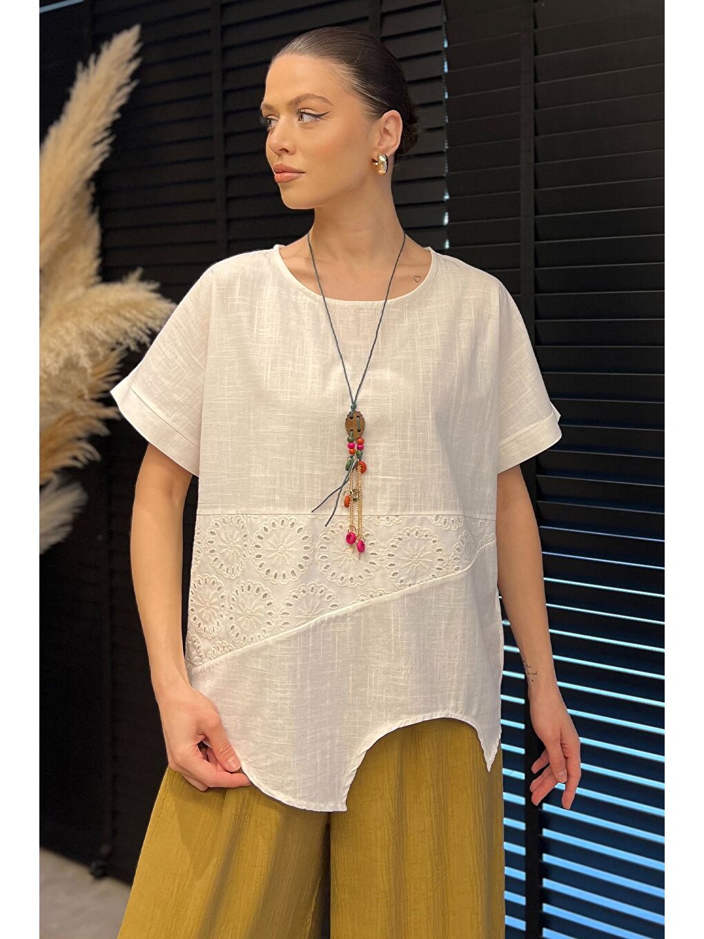 Ekru Kadın Aksesuarlı Dantel İşlemeli Keten Bluz