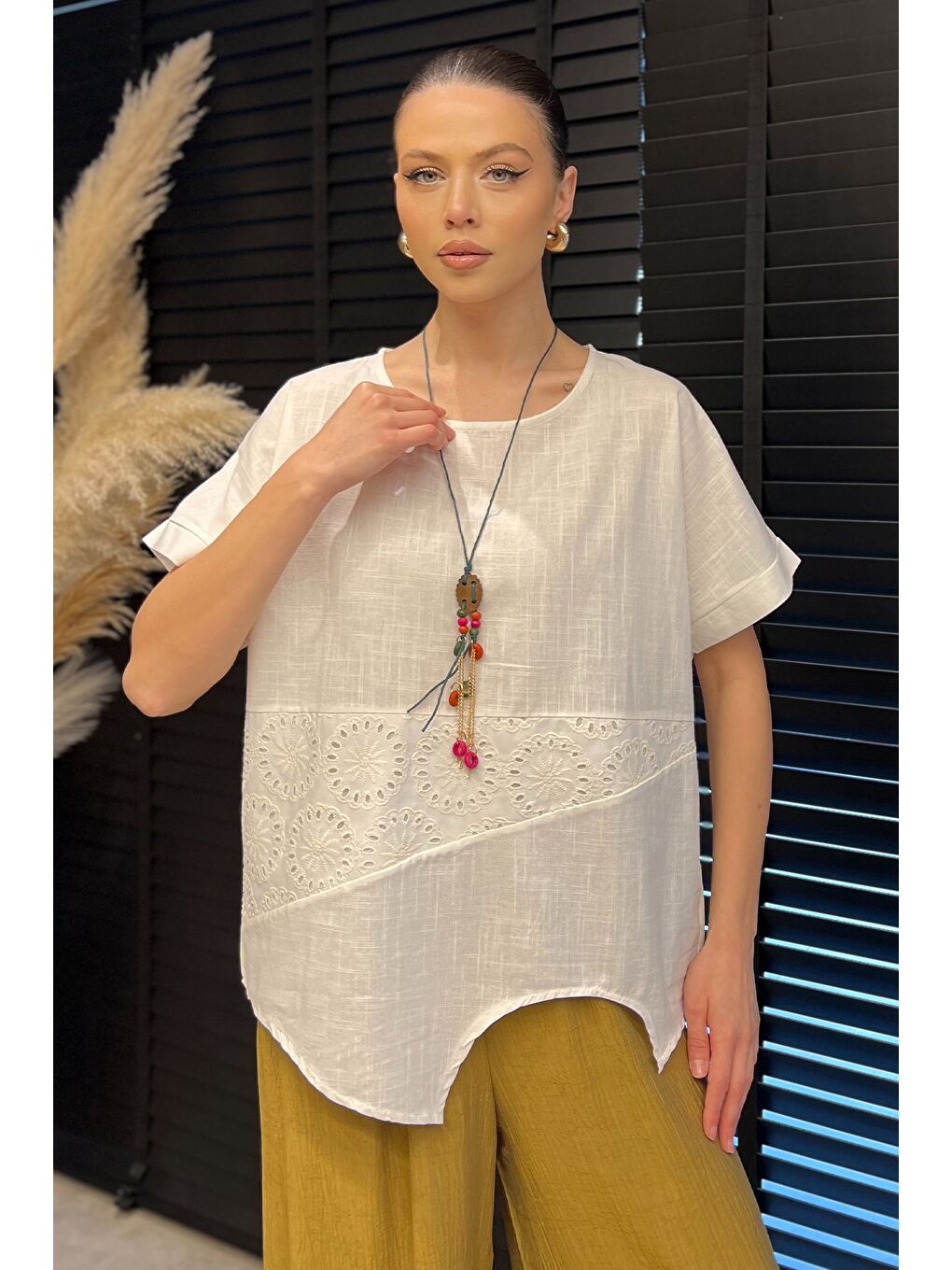 Ekru Kadın Aksesuarlı Dantel İşlemeli Keten Bluz-1
