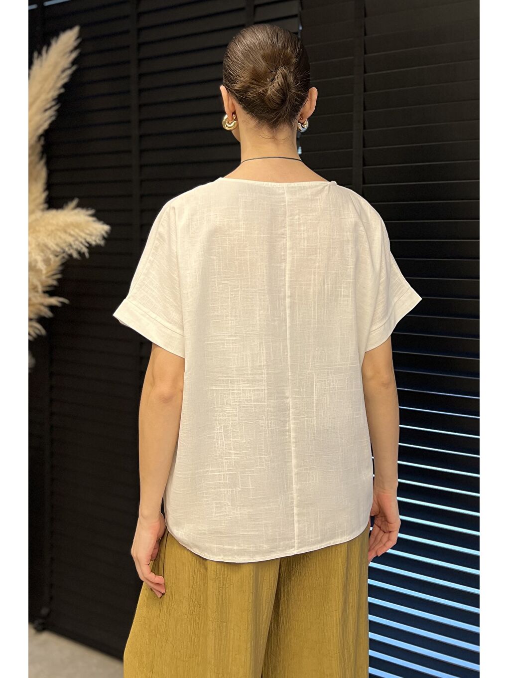 Ekru Kadın Aksesuarlı Dantel İşlemeli Keten Bluz-2