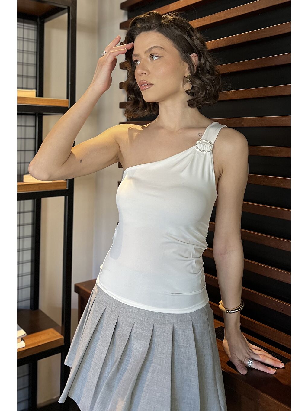 Ekru Kadın Tek Omuz Elastanlı Tokalı Bluz