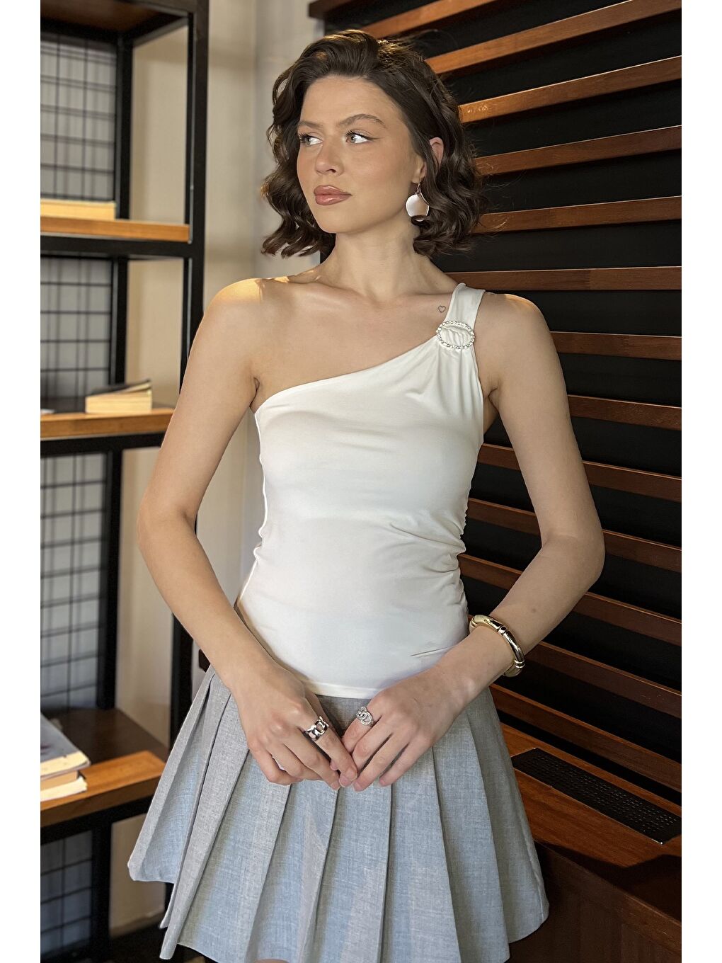 Ekru Kadın Tek Omuz Elastanlı Tokalı Bluz-1