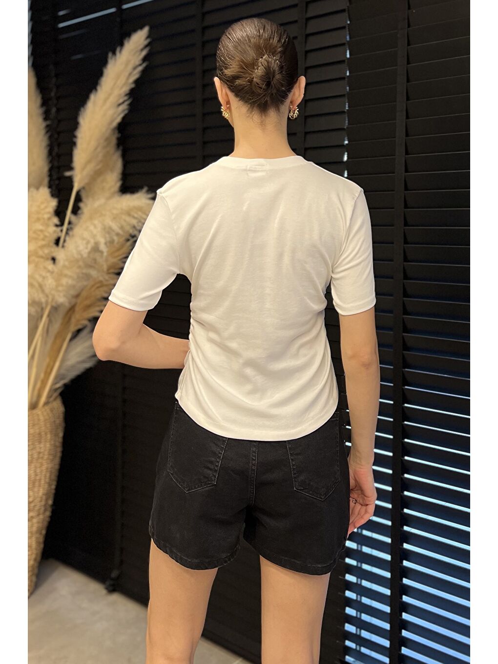 Ekru Kadın Nakış Detaylı Yanlar Büzgülü Bluz-2