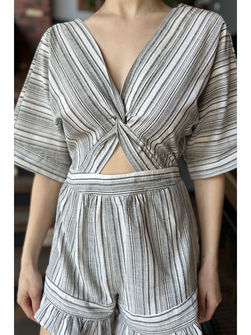 Gri Kadın Ön Düğüm Detaylı Sırt Dekolteli Çizgi Desenli Keten Elbise-3