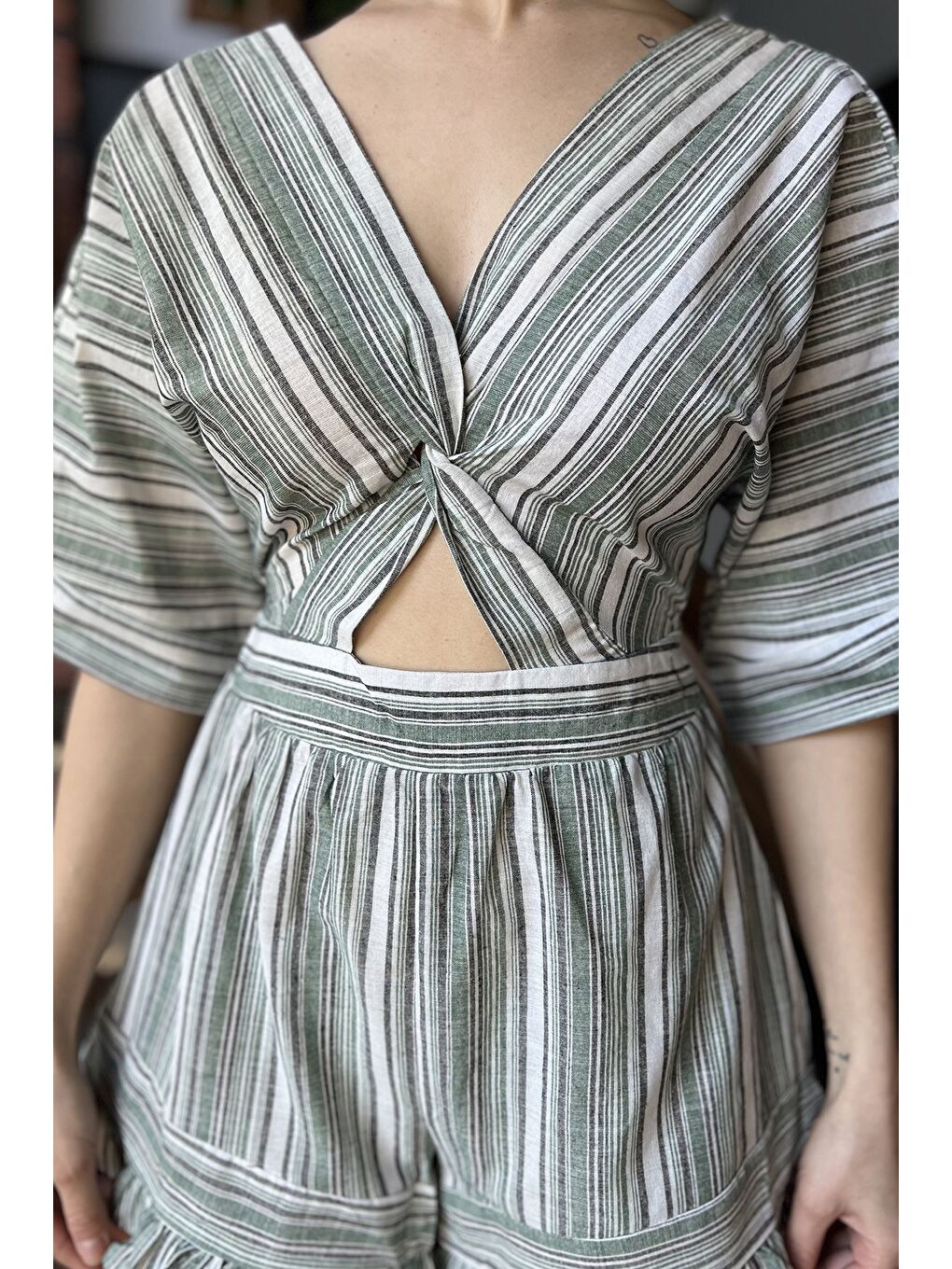 Yeşil Kadın Ön Düğüm Detaylı Sırt Dekolteli Çizgi Desenli Keten Elbise-3